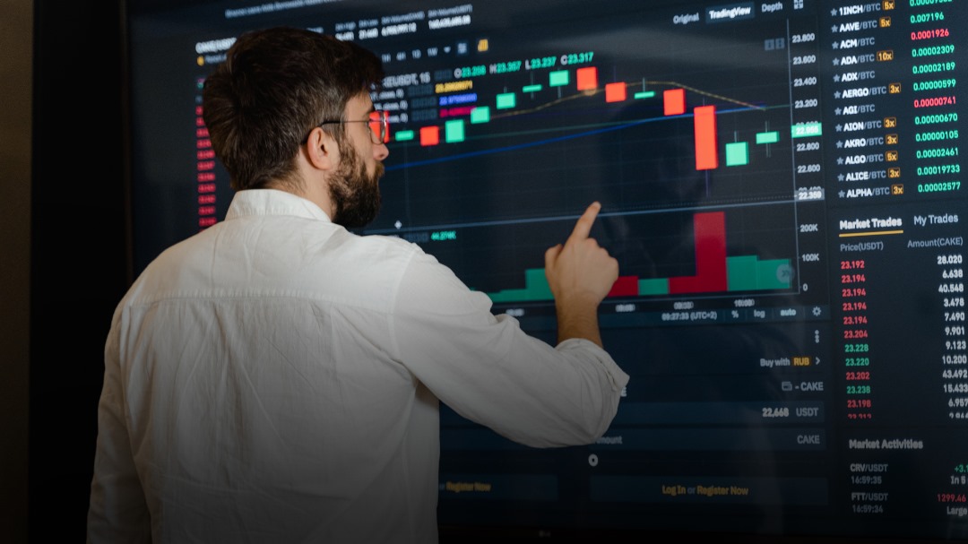 Especialista en gestión de activos realizando su análisis